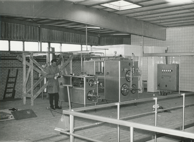860401 Gezicht op het inrichten van de productieafdeling voor sauzen in de nieuwe fabriek van Van Rijn's ...